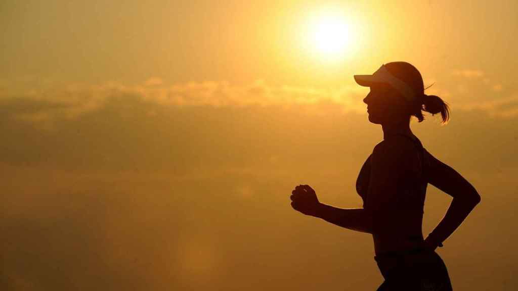 Una foto de archivo de una mujer haciendo footing