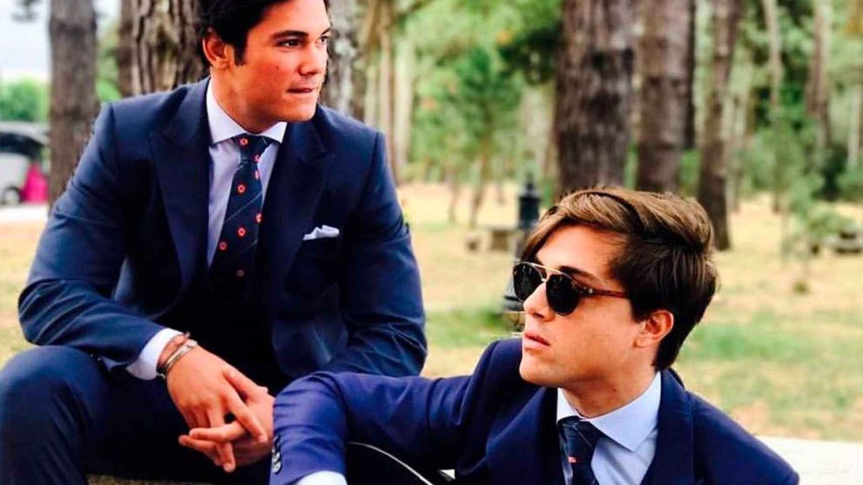 Santi Trillo, el hijo de Federico Trillo y fundador de la banda (d), junto a uno de los integrantes de Modo Avión / CD