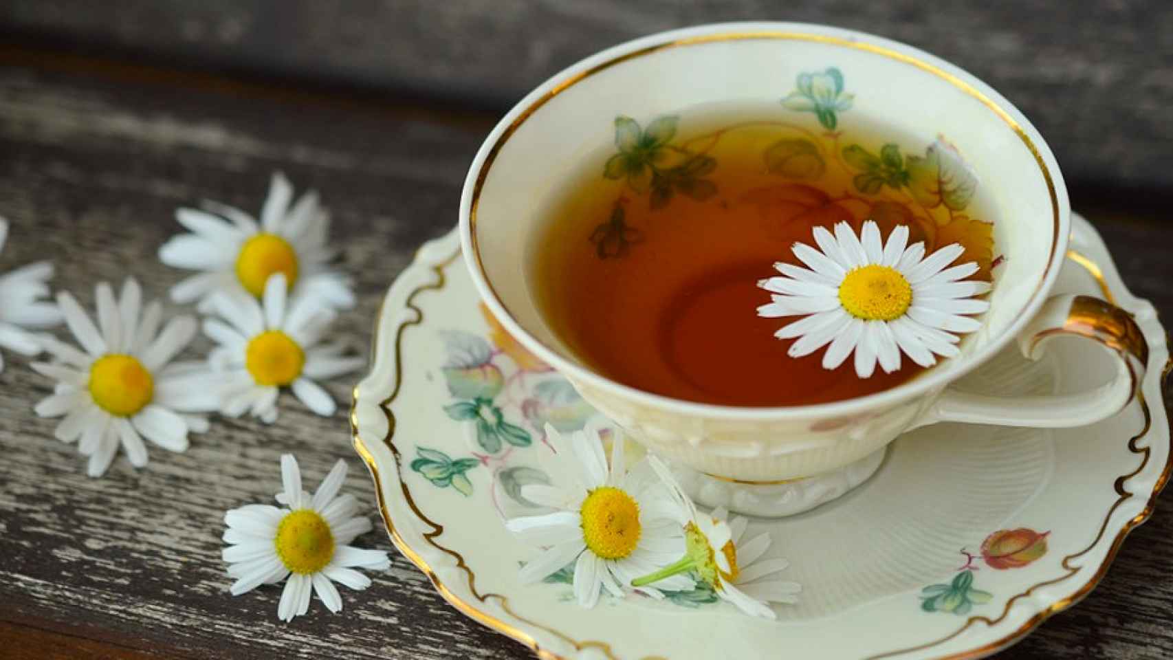 Infusión de camomila, un remedio natural contra los dolores de la regla