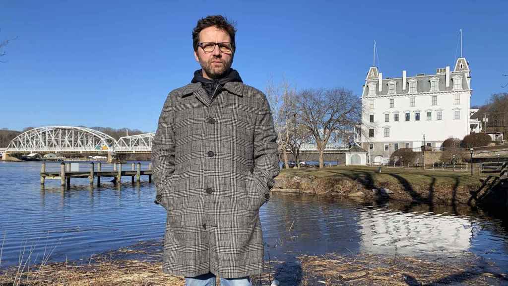 El compositor Marc Sambola frente al Goodspeed's Artists Village de East Haddam