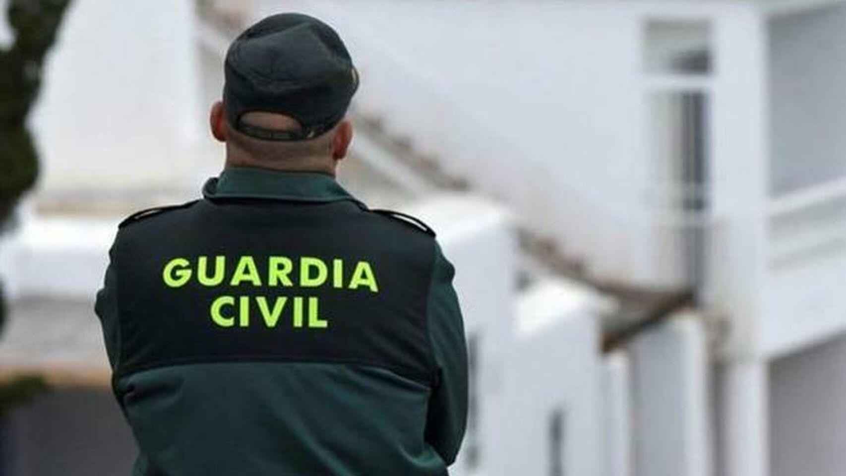 Un agente de la Guardia Civil, de espaldas / EFE