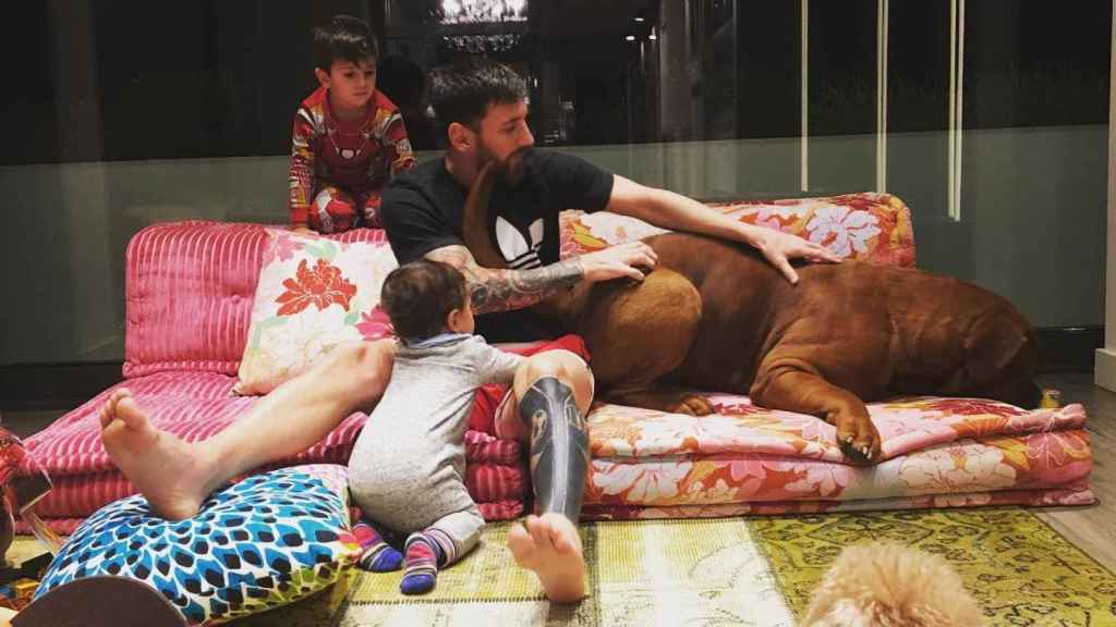 El salón de la casa de Messi / INSTAGRAM