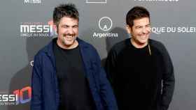 Los integrantes del grupo musical Estopa, David Muñoz (i) y José Muñoz (d), posan para los fotógrafos en la alfombra roja de la fiesta de presentación del nuevo show de Cirque du Soleil inspirado en Leo Messi / EFE