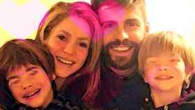 Piqué y Shakira con sus hijos, Milan y Sasha / FOTOMONTAJE DE CULEMANÍA