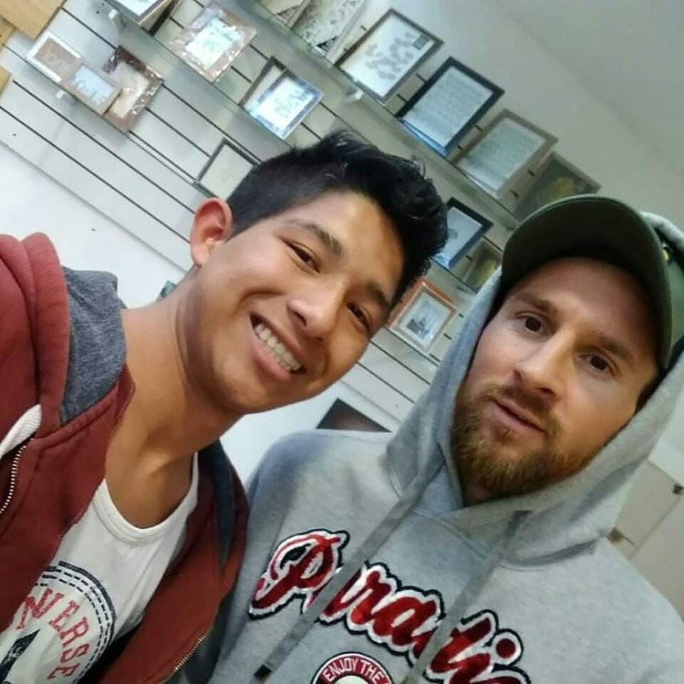 Messi con un fan en Funes