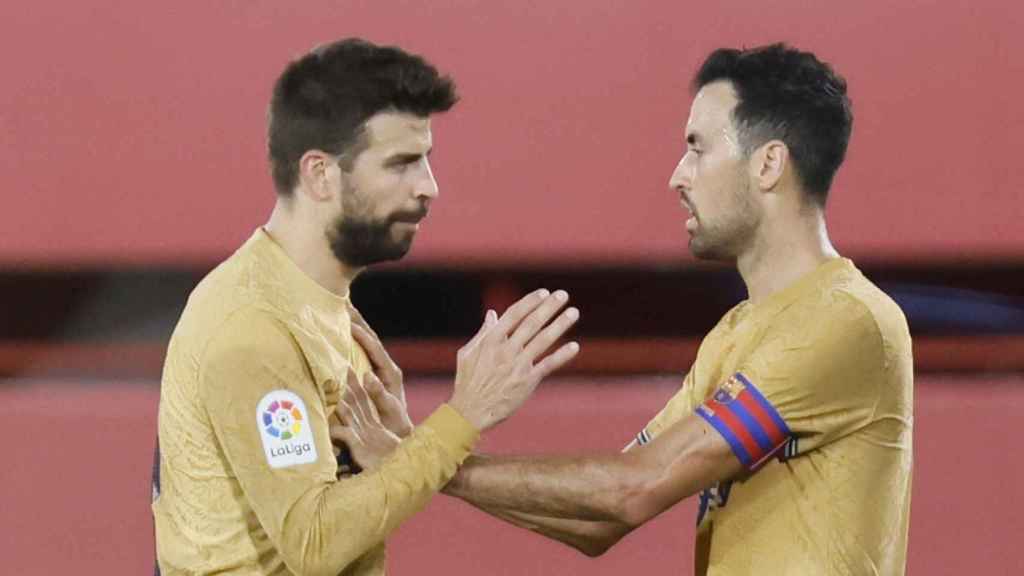 Busquets, tranquilizando a Piqué, durante el altercado con el árbitro en el Mallorca-Barça / EFE