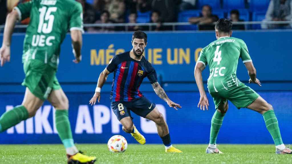 Álvaro Sanz, lidera una jugada del Barça B, en el empate contra el UE Cornellà / FCB