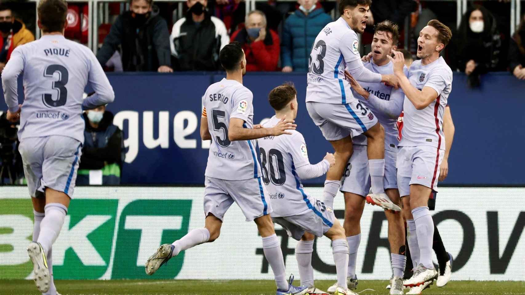 Abde, Gavi, Busquets y Luuk celebran desatados el primer gol de Nico, uno de los cedidos, contra el Osasuna / EFE