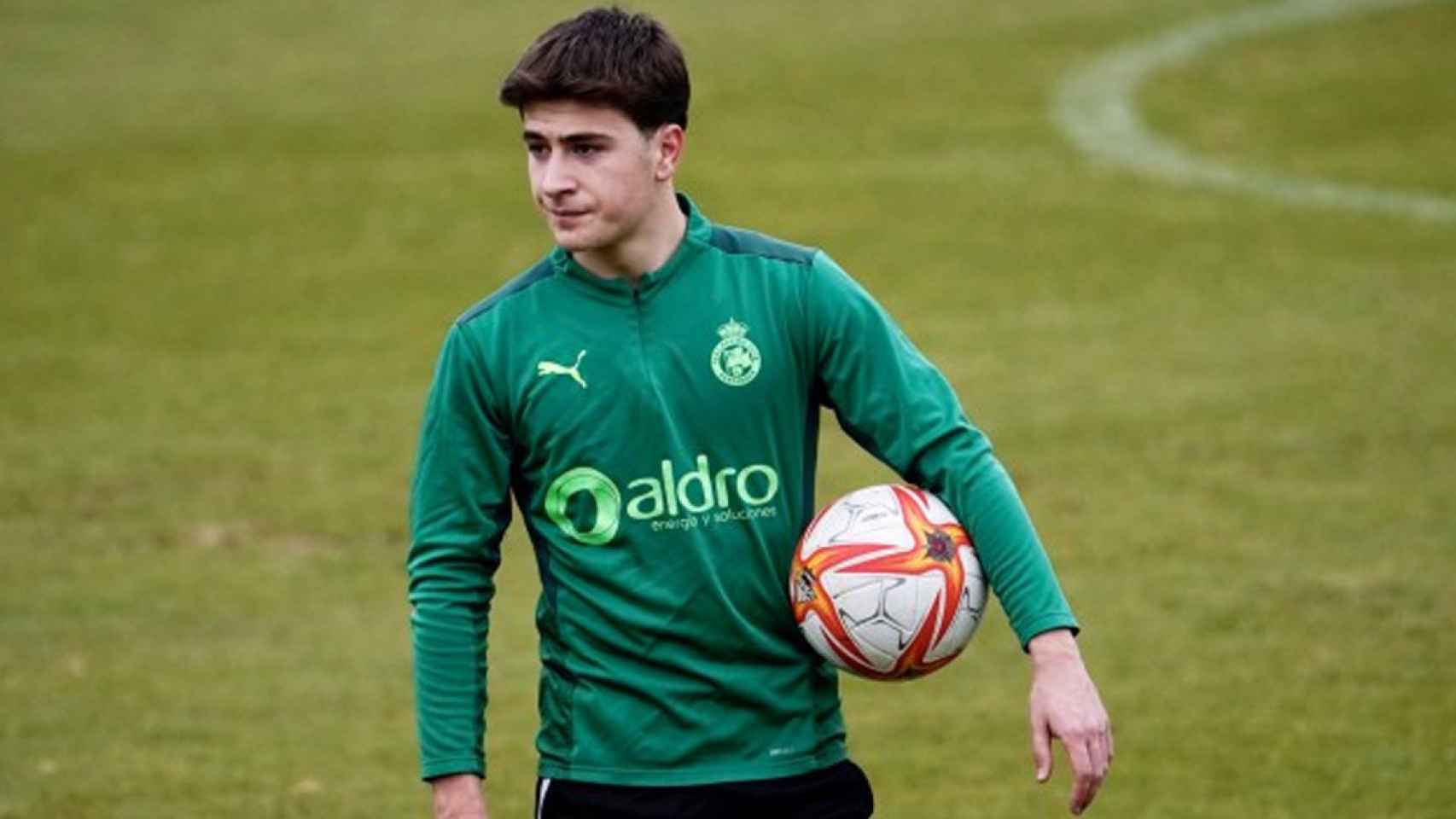 Pablo Torre, protegiendo el balón, en un entrenamiento del Racing de Santander / Twitter (@realracingclub)