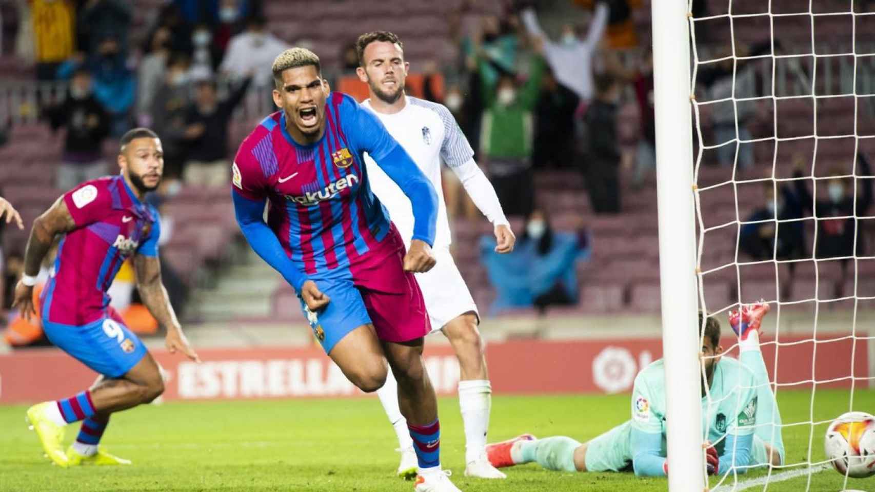 Araujo celebrando su gol contra el Granada / FC Barcelona