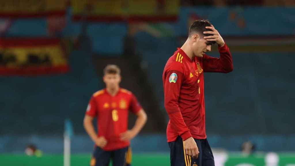 Álvaro Morata, cabizbajo tras otro mal partido de España, esta vez contra Polonia / EFE