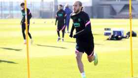 Óscar Mingueza entrenando con el Barça antes de viajar a Kiev / FC BARCELONA