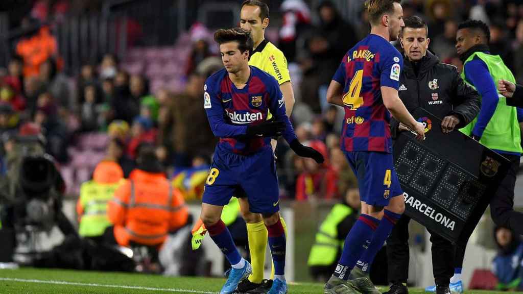 Riqui Puig, sustituyendo a Rakitic | EFE