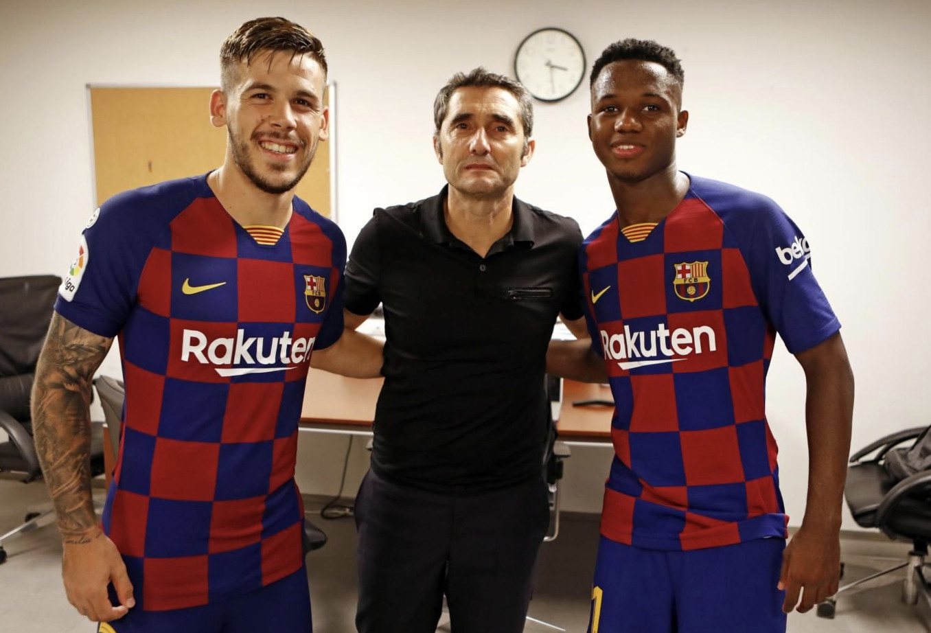 Una foto de Ernesto Valverde junto a Carles Pérez y Ansu Fati / FCB