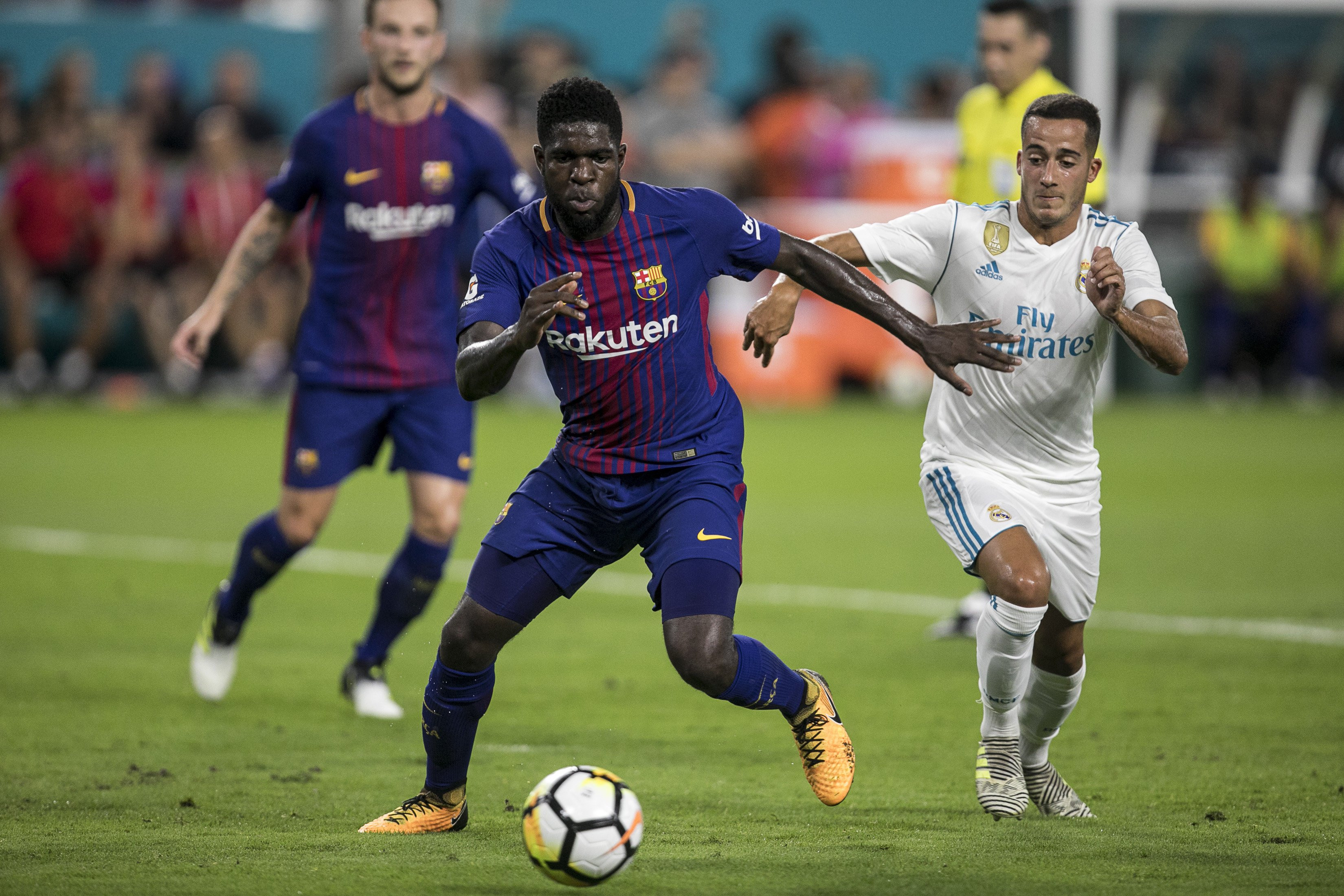 Umtiti y Lucas Vázquez pugnan por un balón en un clásico entre el Barça y el Real Madrid ofrecido por Movistar Plus / EFE