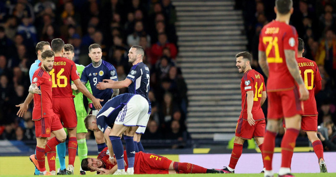 España y Escocia en el partido clasificatorio para la Eurocopa / EFE