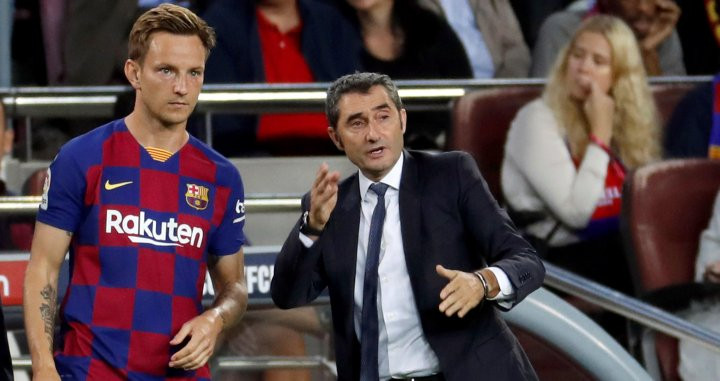 Rakitic con Valverde durante el partido frente al Sevilla / EFE