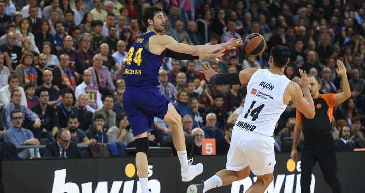 Ante Tomic con Ayon en una jugada este viernes en el Palau / FC Barcelona