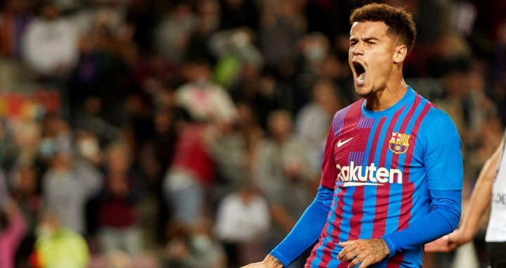 Coutinho celebra con rabia su gol en el Camp Nou contra el Valencia casi un año después del último / EFE