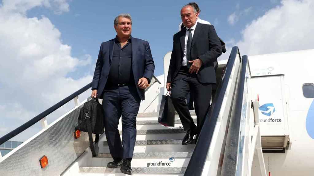 Joan Laporta, junto a Rafa Yuste, acompañando al primer equipo del Barça en un partido / FCB