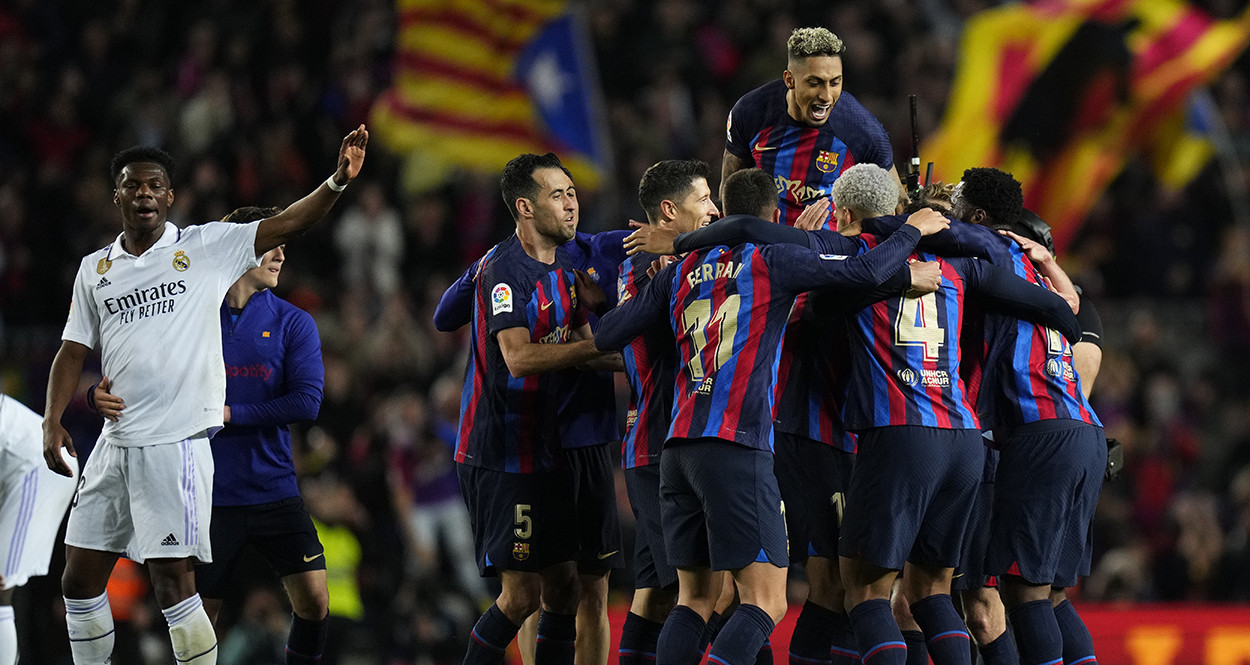 La brutal celebración de los jugadores del Barça, tras ganar un partido clave contra el Real Madrid en la Liga / EFE