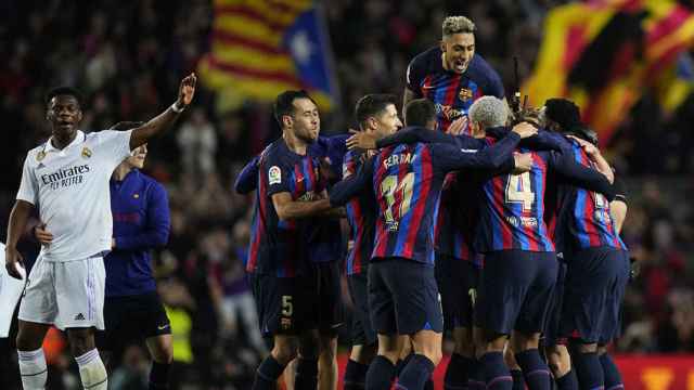 La brutal celebración de los jugadores del Barça, tras ganar un partido clave contra el Real Madrid en la Liga / EFE