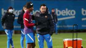 Ansu Fati y Xavi Hernández, durante un entrenamiento / FCB