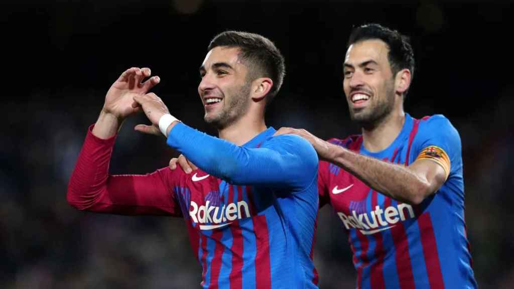 Ferran Torres y Sergio Busquets, celebrando un gol en un partido del Barça / FCB