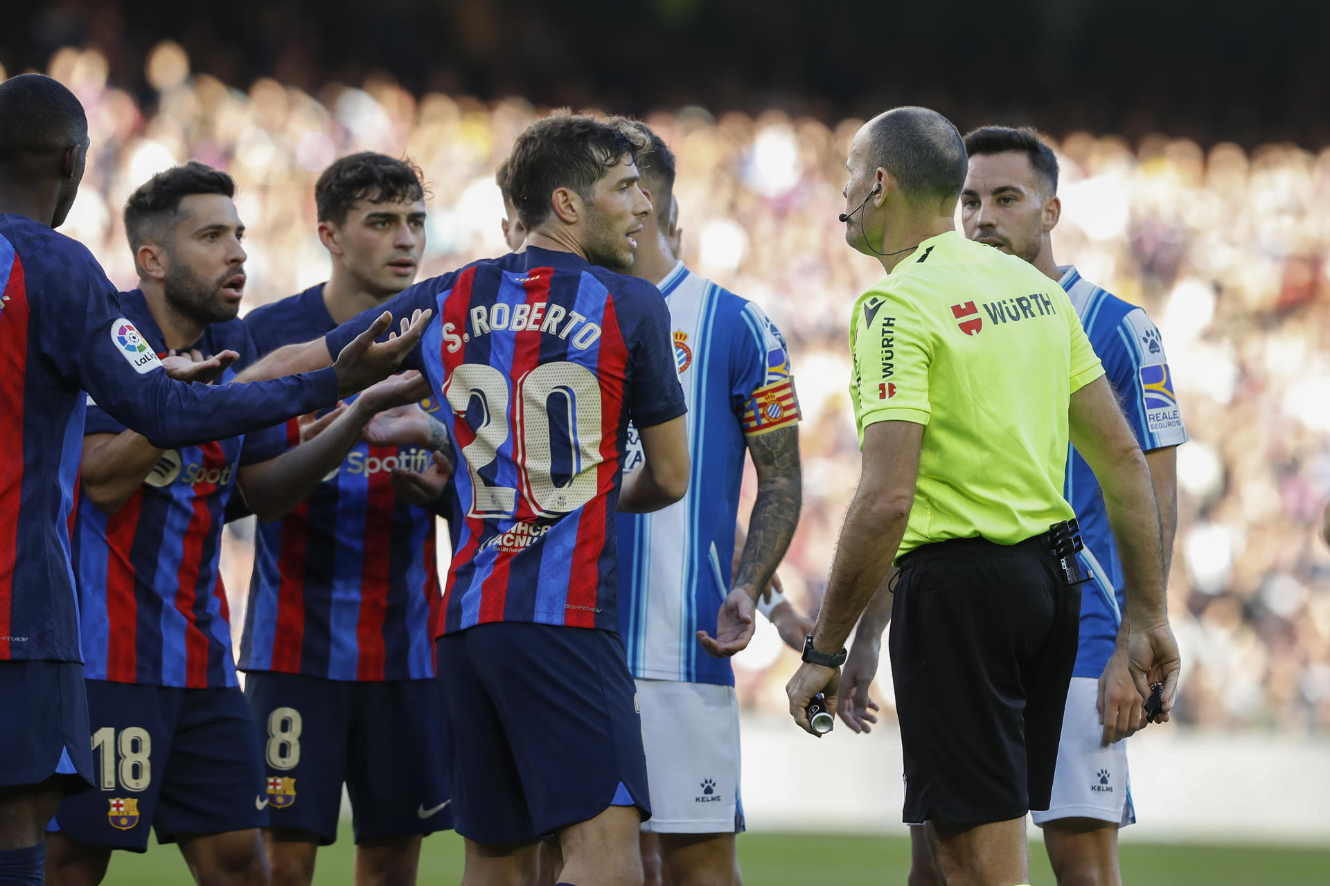 Mateu Lahoz expulsa a Jordi Alba ante el Espanyol / EFE