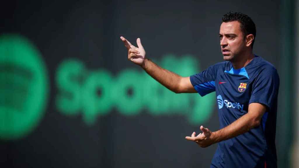 Xavi Hernández da indicaciones a sus jugadores en un entrenamiento del Barça / FCB