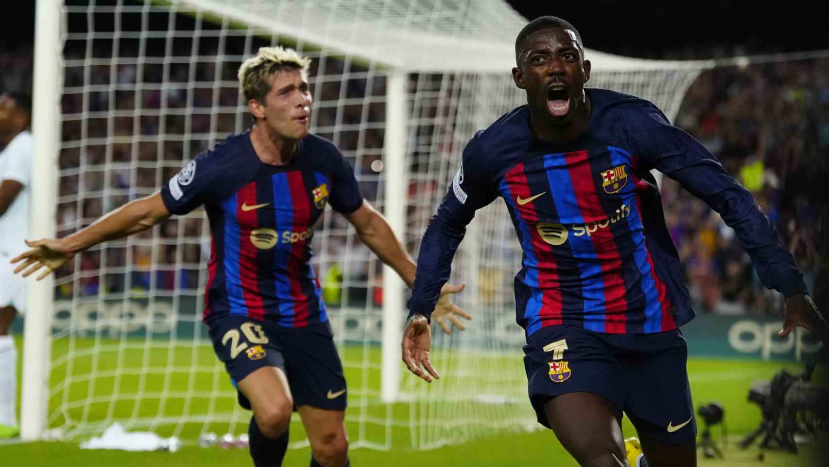 Dembelé, seguido de Sergi Roberto, grita tras marcar su gol / EFE