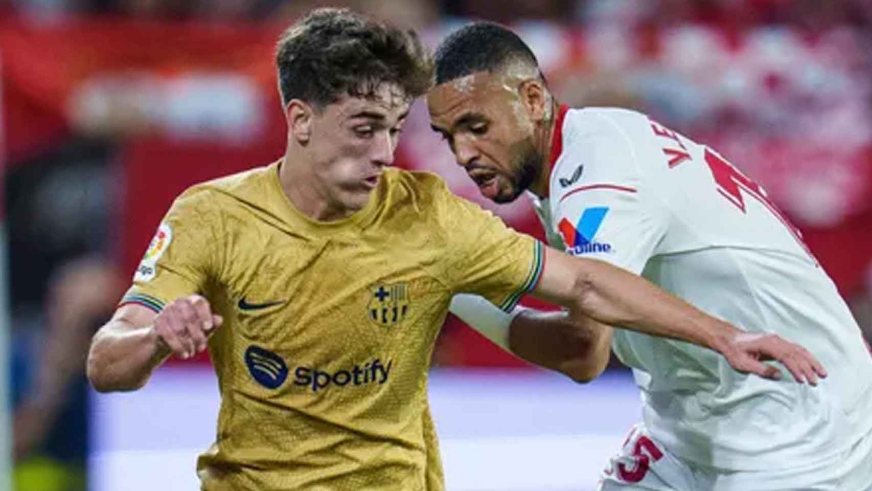 Gavi, disputando el balón contra En Nesiry, durante el triunfo del Barça ante el Sevilla / FCB