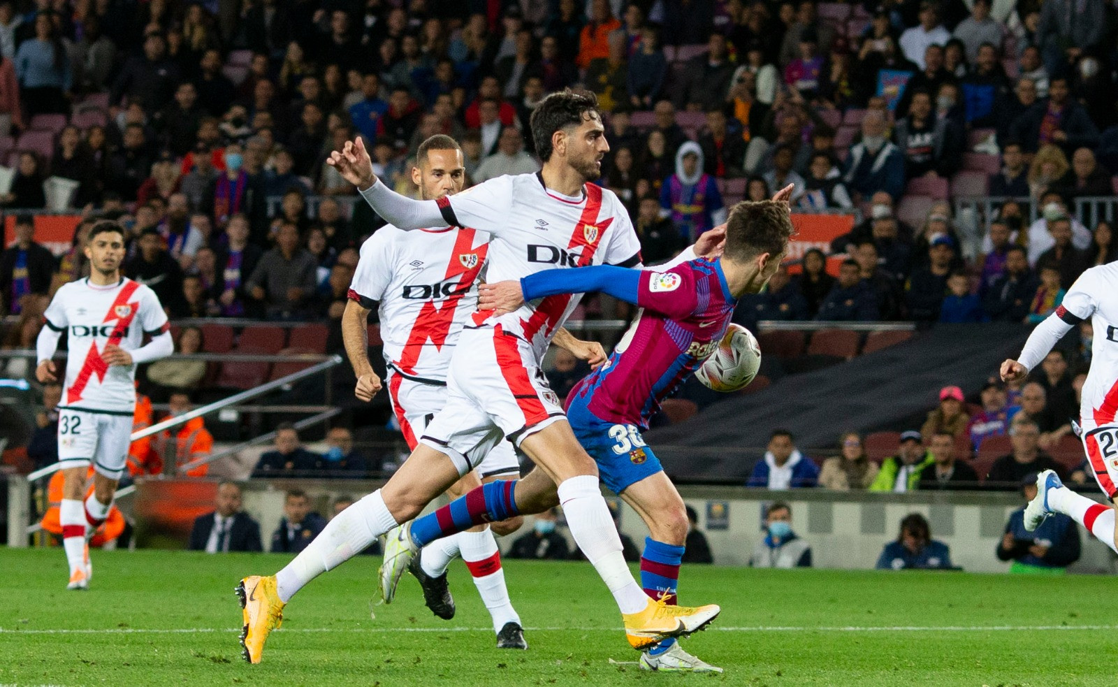 Díaz de Mera no pita el penalti claro de Catena a Gavi durante el Barça-Rayo / REDES