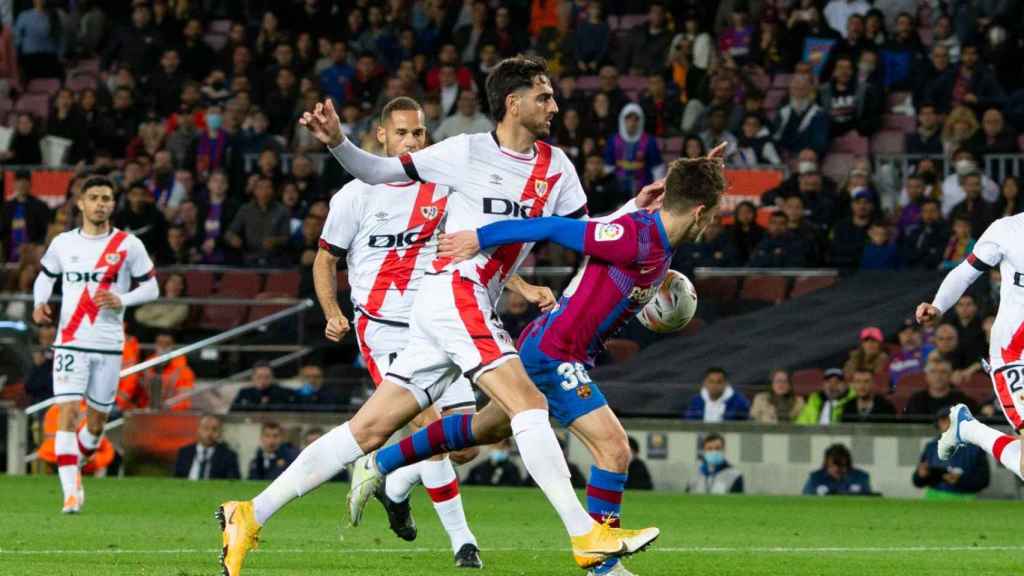 Díaz de Mera no pita el penalti claro de Catena a Gavi durante el Barça-Rayo