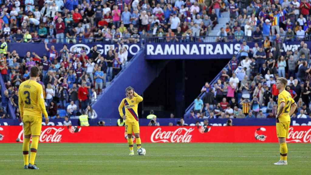 Los jugadores del Barça tras un encuentro / EFE