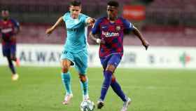 Junior Firpo disputando un balón /FCB