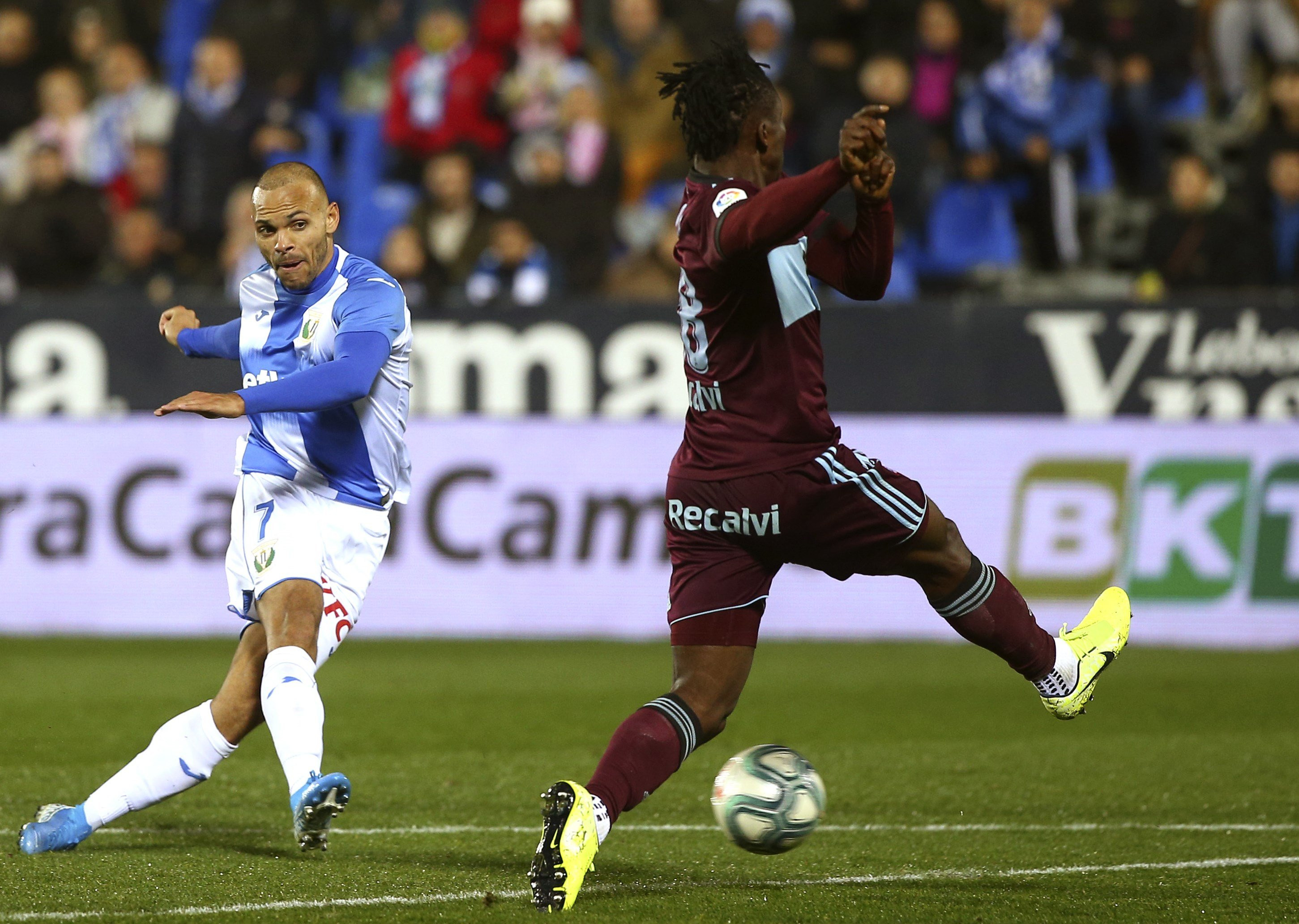 Braithwaite en una acción de juego contra el Celta / EFE