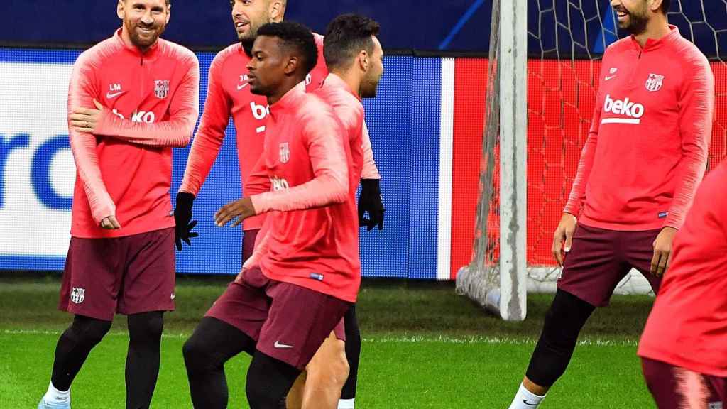 Leo Messi se toca la férula del brazo en un entrenamiento con Semedo, Jordi Alba y Munir / EFE