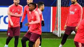 Leo Messi se toca la férula del brazo en un entrenamiento con Semedo, Jordi Alba y Munir / EFE