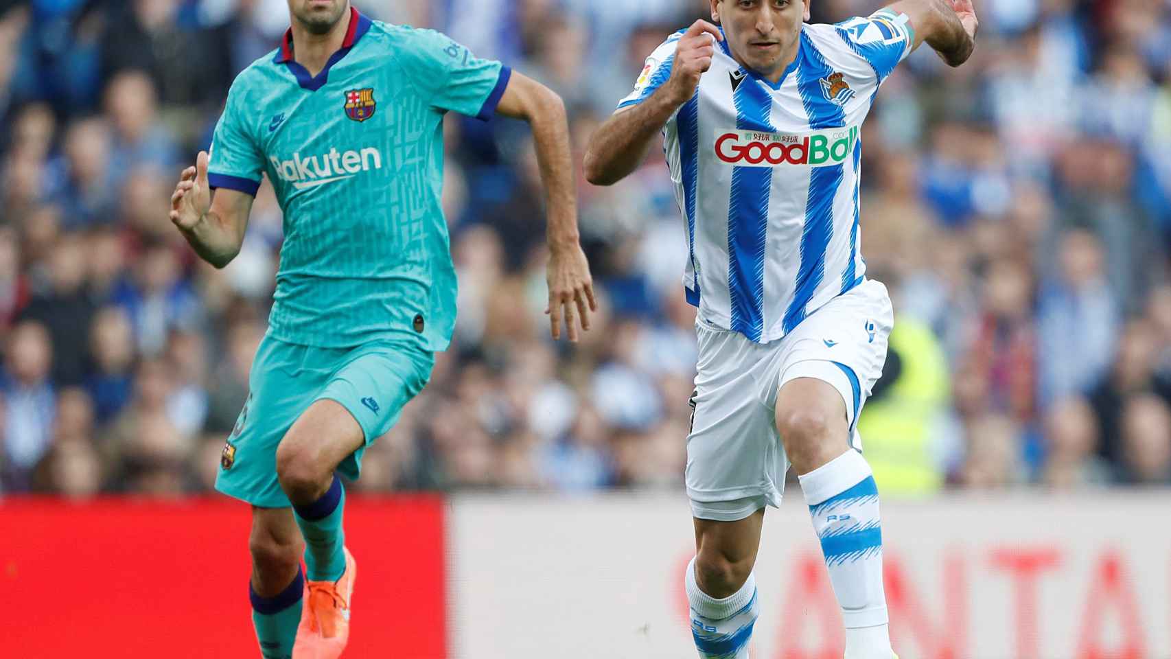 Mikel Oyarzabal conduce el esférico antes Busquets / EFE