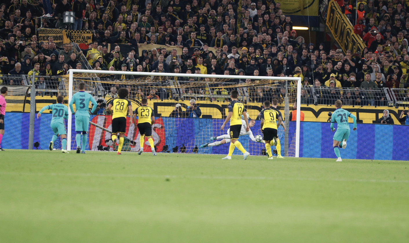 Una foto de Ter Stegen deteniendo el penalti a Reus durante el Borussia Dortmund - Barça / FCB