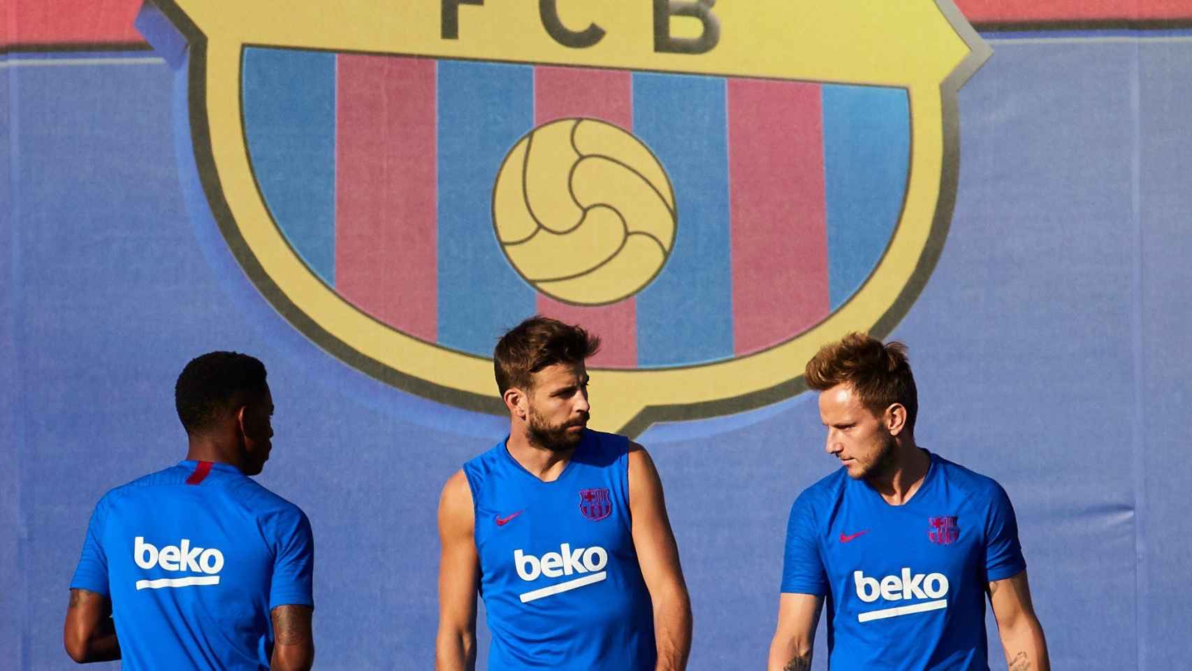 Ivan Rakitic y Gerard Piqué en un entrenamiento con el Barça / EFE