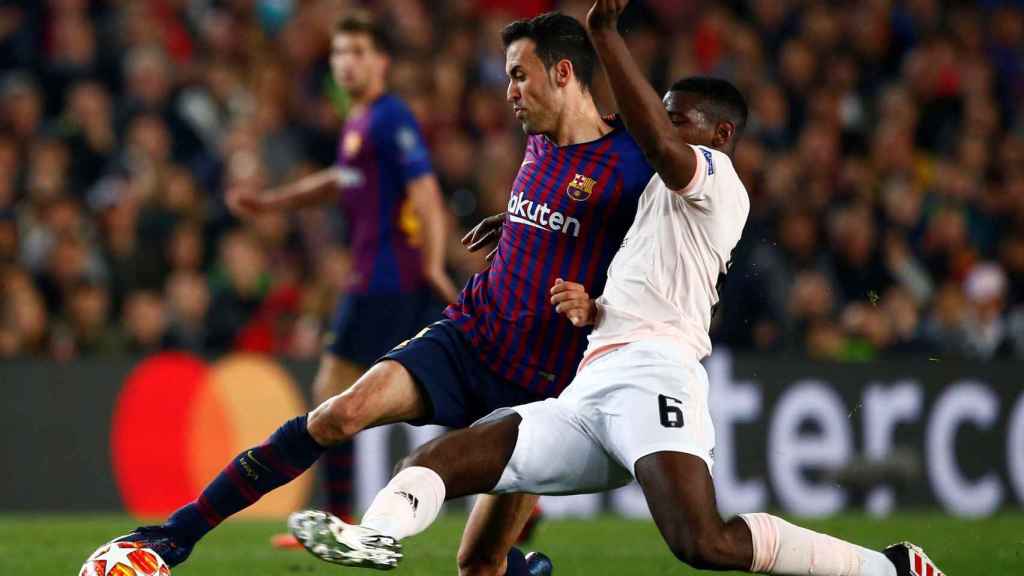 Sergio Busquets disputa un balón con Paul Pogba / EFE