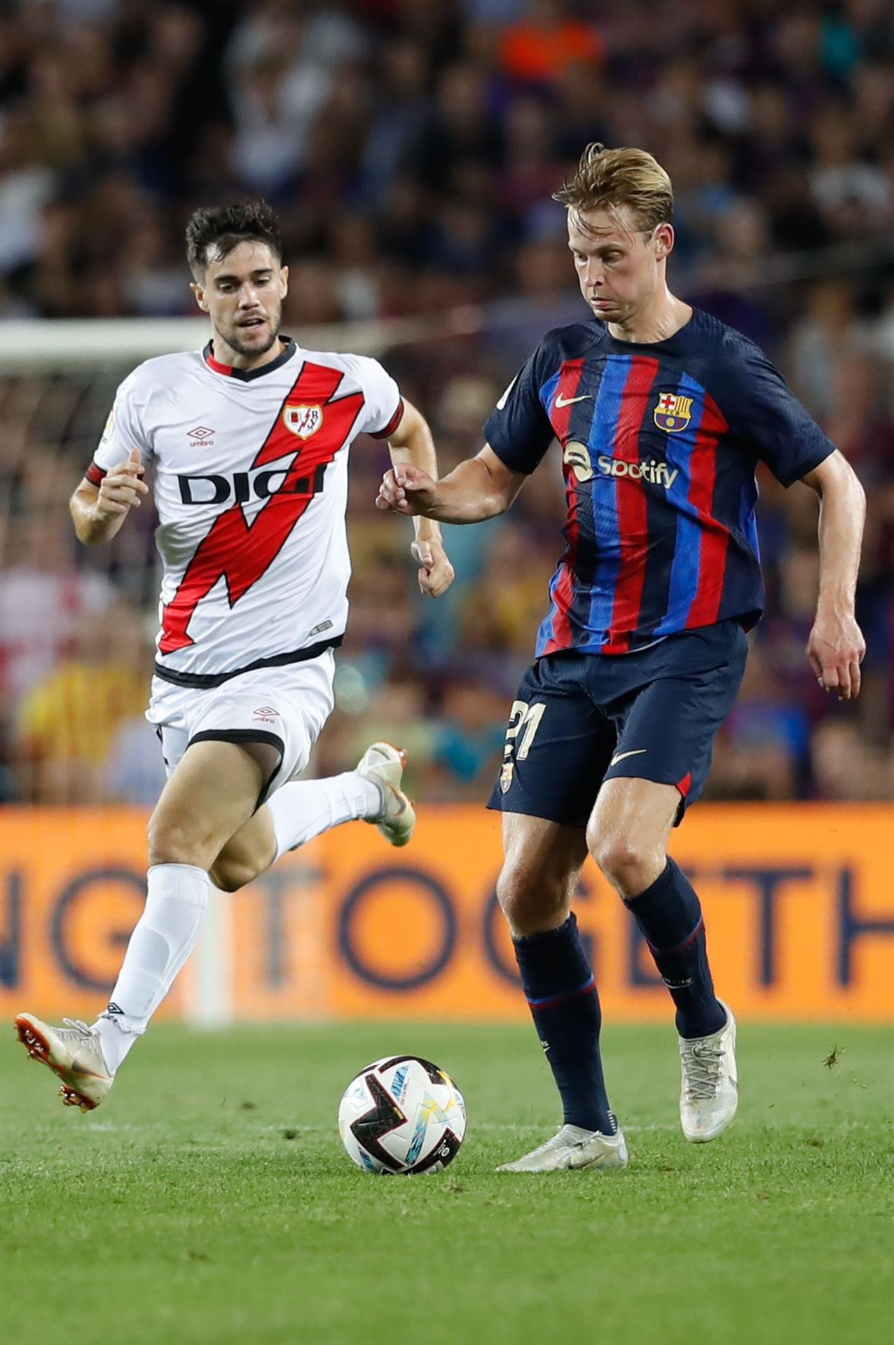 El centrocampista Frenkie de Jong conduce el balón ante el Rayo / EFE