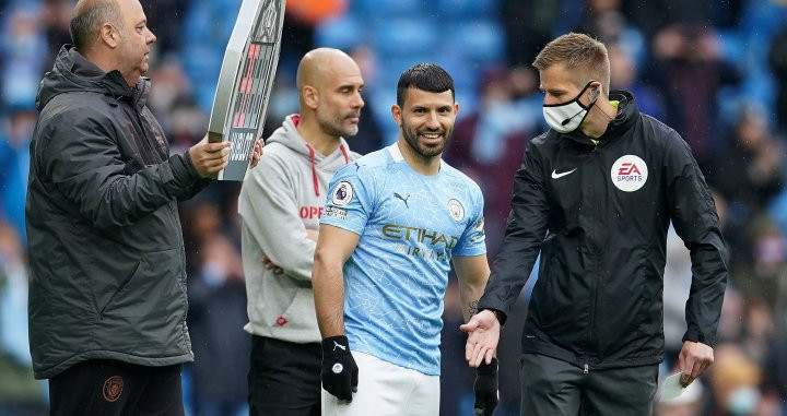 Agüero y Guardiola durante el partido del Everton / City