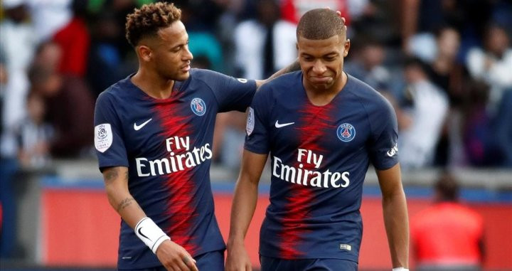 Neymar felicita a Mbappé tras un gol | EFE