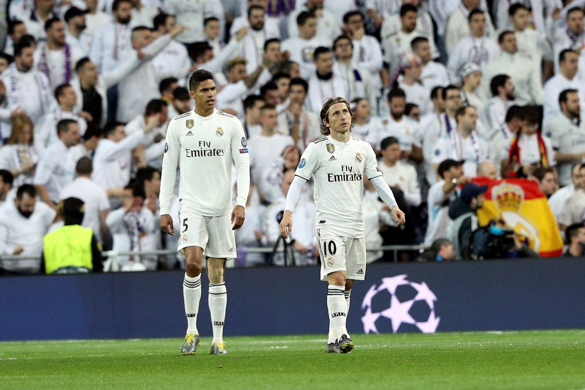Una foto de Luka Modric y Varane lamentándose de uno de los goles del Madrid-Ajax / EFE