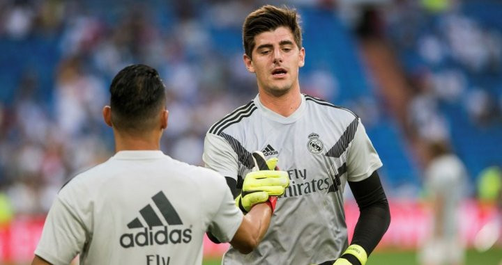 Courtois y Keylor Navas calientan en un encuentro del Santiago Bernabéu EFE