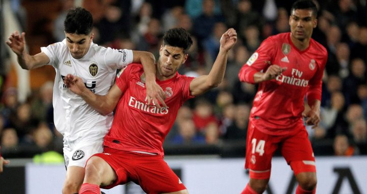 Marco Asensio disputa un balón con Carlos Soler / EFE