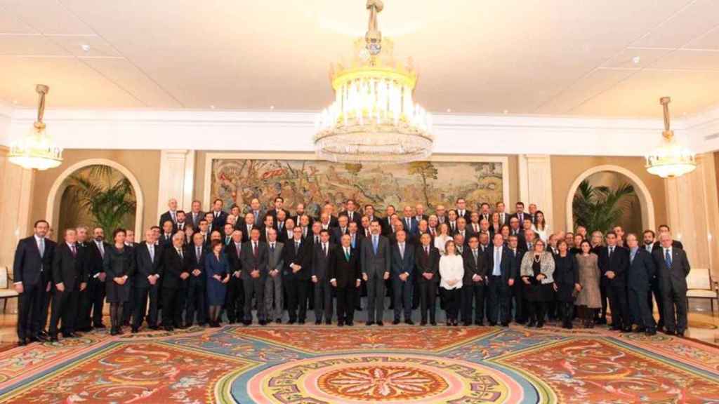 Miquel Samper (noveno por la derecha) posando con el rey Felipe VI durante un acto oficial / CG